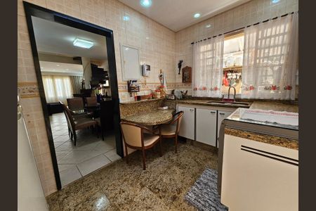 Casa à venda com 215m², 3 quartos e 2 vagas Casa à venda com 215m², 3 quartos e 2 vagasCozinha