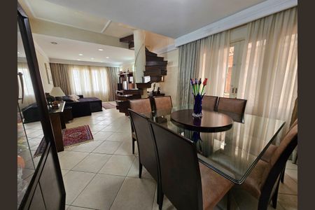 Casa à venda com 215m², 3 quartos e 2 vagas Casa à venda com 215m², 3 quartos e 2 vagasSala