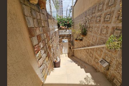 Casa à venda com 215m², 3 quartos e 2 vagas Casa à venda com 215m², 3 quartos e 2 vagasEscada