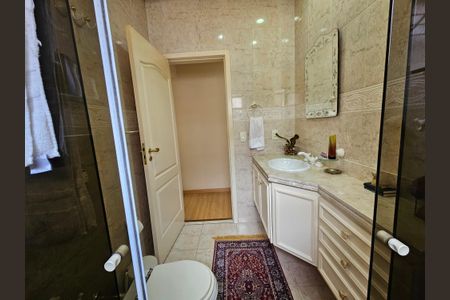 Casa à venda com 215m², 3 quartos e 2 vagas Casa à venda com 215m², 3 quartos e 2 vagasBanheiro