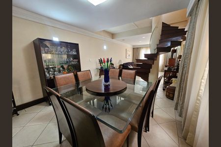 Casa à venda com 215m², 3 quartos e 2 vagas Casa à venda com 215m², 3 quartos e 2 vagasSala