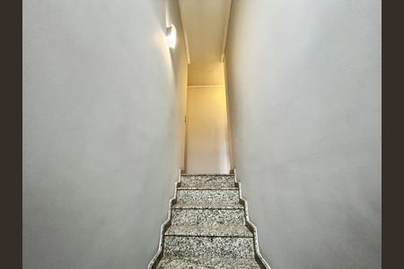 Casa para alugar com 175m², 3 quartos e 2 vagasEscada