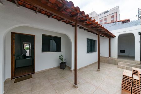 Casa à venda com 200m², 3 quartos e 1 vaga Casa à venda com 200m², 3 quartos e 1 vagaVaranda