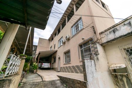 Casa de condomínio à venda com 227m², 3 quartos e 2 vagas Casa de condomínio à venda com 227m², 3 quartos e 2 vagasGaragem e fachada do imóvel