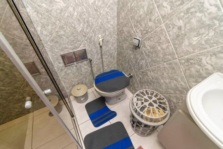 Casa de condomínio à venda com 227m², 3 quartos e 2 vagas Casa de condomínio à venda com 227m², 3 quartos e 2 vagasBanheiro Social 1