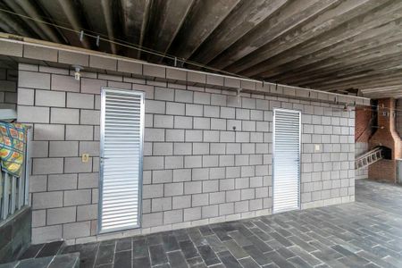 Casa de condomínio à venda com 227m², 3 quartos e 2 vagas Casa de condomínio à venda com 227m², 3 quartos e 2 vagasTerraço - Banheiro e despensa