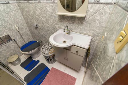 Casa de condomínio à venda com 227m², 3 quartos e 2 vagas Casa de condomínio à venda com 227m², 3 quartos e 2 vagasBanheiro Social 1