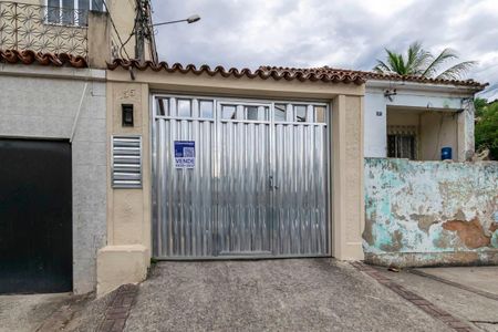 Casa de condomínio à venda com 227m², 3 quartos e 2 vagas Casa de condomínio à venda com 227m², 3 quartos e 2 vagasFachada