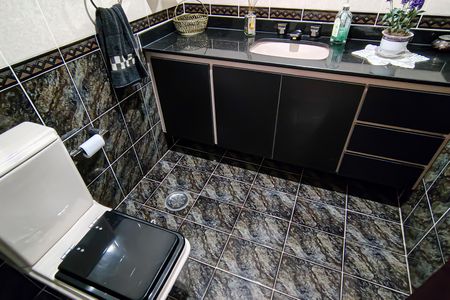 Casa de condomínio à venda com 520m², 6 quartos e 3 vagas Casa de condomínio à venda com 520m², 6 quartos e 3 vagaslavabo