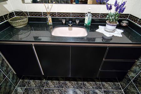 Casa de condomínio à venda com 520m², 6 quartos e 3 vagas Casa de condomínio à venda com 520m², 6 quartos e 3 vagaslavabo