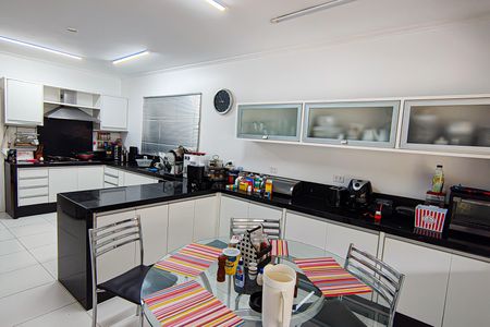 Casa de condomínio à venda com 520m², 6 quartos e 3 vagas Casa de condomínio à venda com 520m², 6 quartos e 3 vagascopa e cozinha