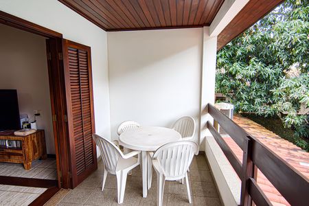 Casa de condomínio à venda com 520m², 6 quartos e 3 vagas Casa de condomínio à venda com 520m², 6 quartos e 3 vagasvaranda