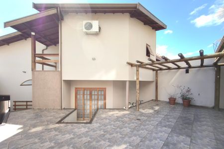 Casa para alugar com 287m², 4 quartos e 4 vagasQuintal