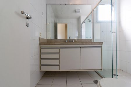 Apartamento para alugar com 138m², 3 quartos e 3 vagas Apartamento para alugar com 138m², 3 quartos e 3 vagasBanheiro da Suíte 1