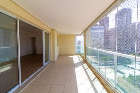 Apartamento para alugar com 138m², 3 quartos e 3 vagas Apartamento para alugar com 138m², 3 quartos e 3 vagasVaranda