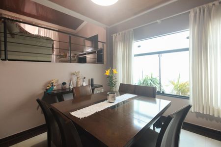 Casa à venda com 180m², 2 quartos e 2 vagas Casa à venda com 180m², 2 quartos e 2 vagasSala de Jantar