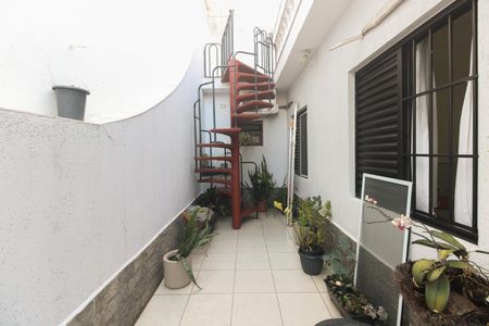 Casa à venda com 180m², 2 quartos e 2 vagas Casa à venda com 180m², 2 quartos e 2 vagasQuintal Lateral