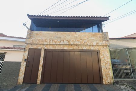 Casa à venda com 180m², 2 quartos e 2 vagas Casa à venda com 180m², 2 quartos e 2 vagasFachada