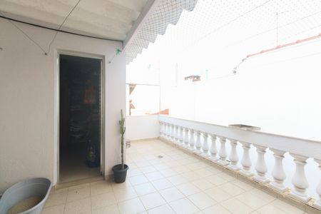 Casa à venda com 180m², 2 quartos e 2 vagas Casa à venda com 180m², 2 quartos e 2 vagasTerraço