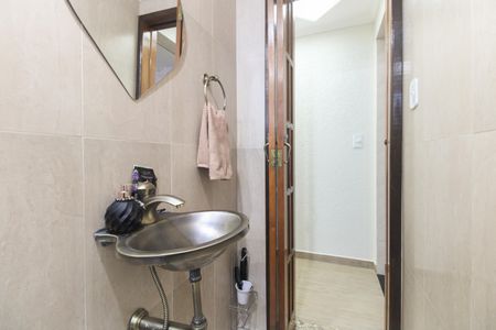 Casa à venda com 180m², 2 quartos e 2 vagas Casa à venda com 180m², 2 quartos e 2 vagasBanheiro Social