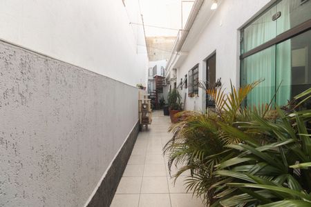 Casa à venda com 180m², 2 quartos e 2 vagas Casa à venda com 180m², 2 quartos e 2 vagasQuintal Lateral