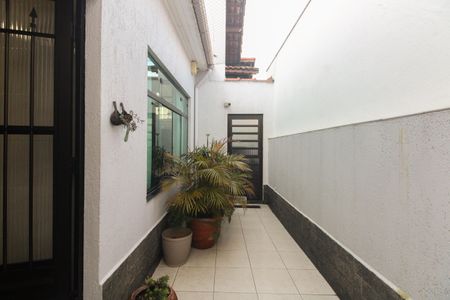 Casa à venda com 180m², 2 quartos e 2 vagas Casa à venda com 180m², 2 quartos e 2 vagasQuintal Lateral