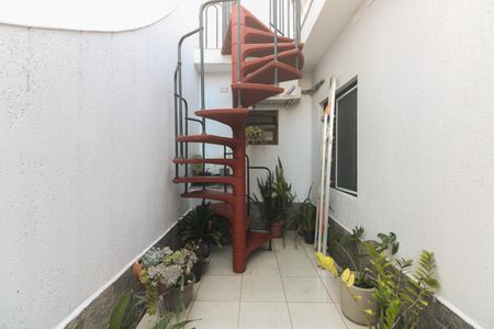 Casa à venda com 180m², 2 quartos e 2 vagas Casa à venda com 180m², 2 quartos e 2 vagasQuintal Lateral