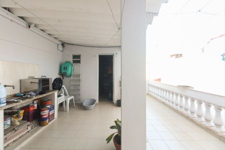 Casa à venda com 180m², 2 quartos e 2 vagas Casa à venda com 180m², 2 quartos e 2 vagasTerraço