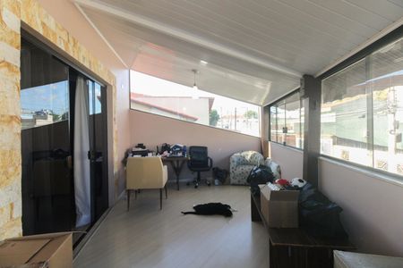 Casa à venda com 180m², 2 quartos e 2 vagas Casa à venda com 180m², 2 quartos e 2 vagasVaranda - Sala