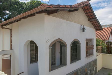 Casa à venda com 128m², 5 quartos e 1 vagaÁrea externa