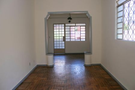 Sala de casa à venda com 5 quartos, 128m² em Santa Efigênia, Belo Horizonte