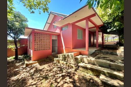 Casa à venda com 163m², 3 quartos e 2 vagas Casa à venda com 163m², 3 quartos e 2 vagasFachada