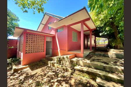 Casa à venda com 163m², 3 quartos e 2 vagas Casa à venda com 163m², 3 quartos e 2 vagasFachada