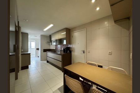 Apartamento à venda com 192m², 4 quartos e 3 vagas Apartamento à venda com 192m², 4 quartos e 3 vagasCozinha e Área de Serviço