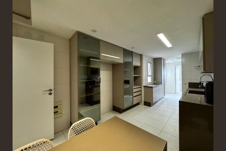 Apartamento à venda com 192m², 4 quartos e 3 vagas Apartamento à venda com 192m², 4 quartos e 3 vagasCozinha e Área de Serviço