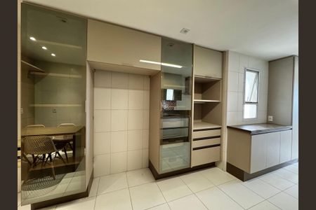 Apartamento à venda com 192m², 4 quartos e 3 vagas Apartamento à venda com 192m², 4 quartos e 3 vagasCozinha e Área de Serviço