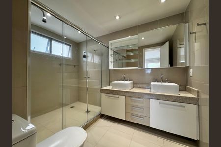 Apartamento à venda com 192m², 4 quartos e 3 vagas Apartamento à venda com 192m², 4 quartos e 3 vagasSuíte 1 - Banheiro