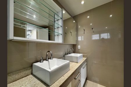 Apartamento à venda com 192m², 4 quartos e 3 vagas Apartamento à venda com 192m², 4 quartos e 3 vagasSuíte 1 - Banheiro
