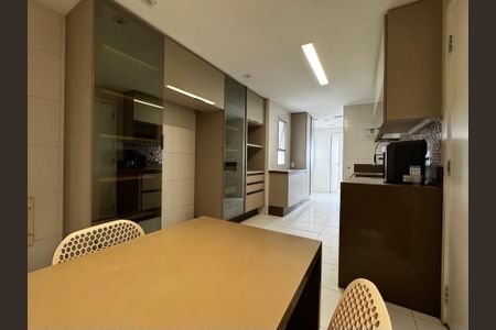 Apartamento à venda com 192m², 4 quartos e 3 vagas Apartamento à venda com 192m², 4 quartos e 3 vagasCozinha e Área de Serviço