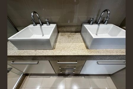 Apartamento à venda com 192m², 4 quartos e 3 vagas Apartamento à venda com 192m², 4 quartos e 3 vagasSuíte 1 - Banheiro
