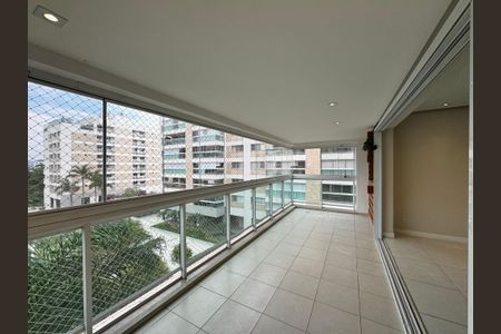 Apartamento à venda com 192m², 4 quartos e 3 vagas Apartamento à venda com 192m², 4 quartos e 3 vagasVaranda