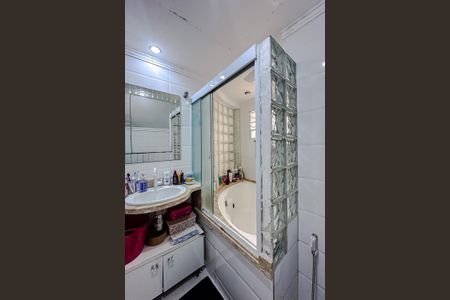 Casa à venda com 180m², 2 quartos e 2 vagasBanheiro da Suíte 2