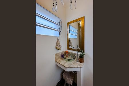 Casa à venda com 180m², 2 quartos e 2 vagasLavabo