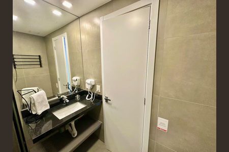 Banheiro  de apartamento para alugar com 1 quarto, 24m² em Auxiliadora, Porto Alegre