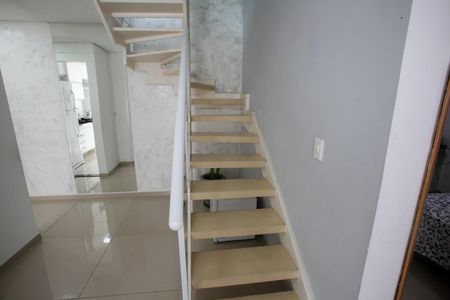 Apartamento à venda com 100m², 2 quartos e 2 vagasEscada