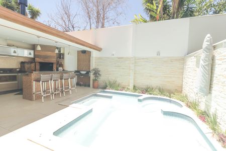 Casa de condomínio à venda com 190m², 4 quartos e 5 vagas