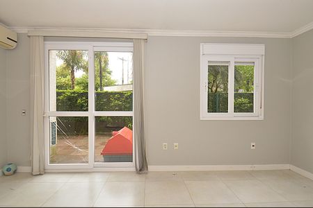 Porta Janela da Sala para o quintal de apartamento à venda com 2 quartos, 116m² em Jardim Sabará, Porto Alegre