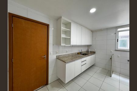 Apartamento à venda com 108m², 3 quartos e 2 vagas Apartamento à venda com 108m², 3 quartos e 2 vagasCozinha e Área de Serviço