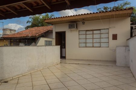 Casa à venda com 150m², 2 quartos e 2 vagas Casa à venda com 150m², 2 quartos e 2 vagasQuintal
