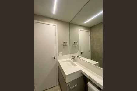 Banheiro de kitnet/studio para alugar com 1 quarto, 28m² em Jardim das Acacias, São Paulo